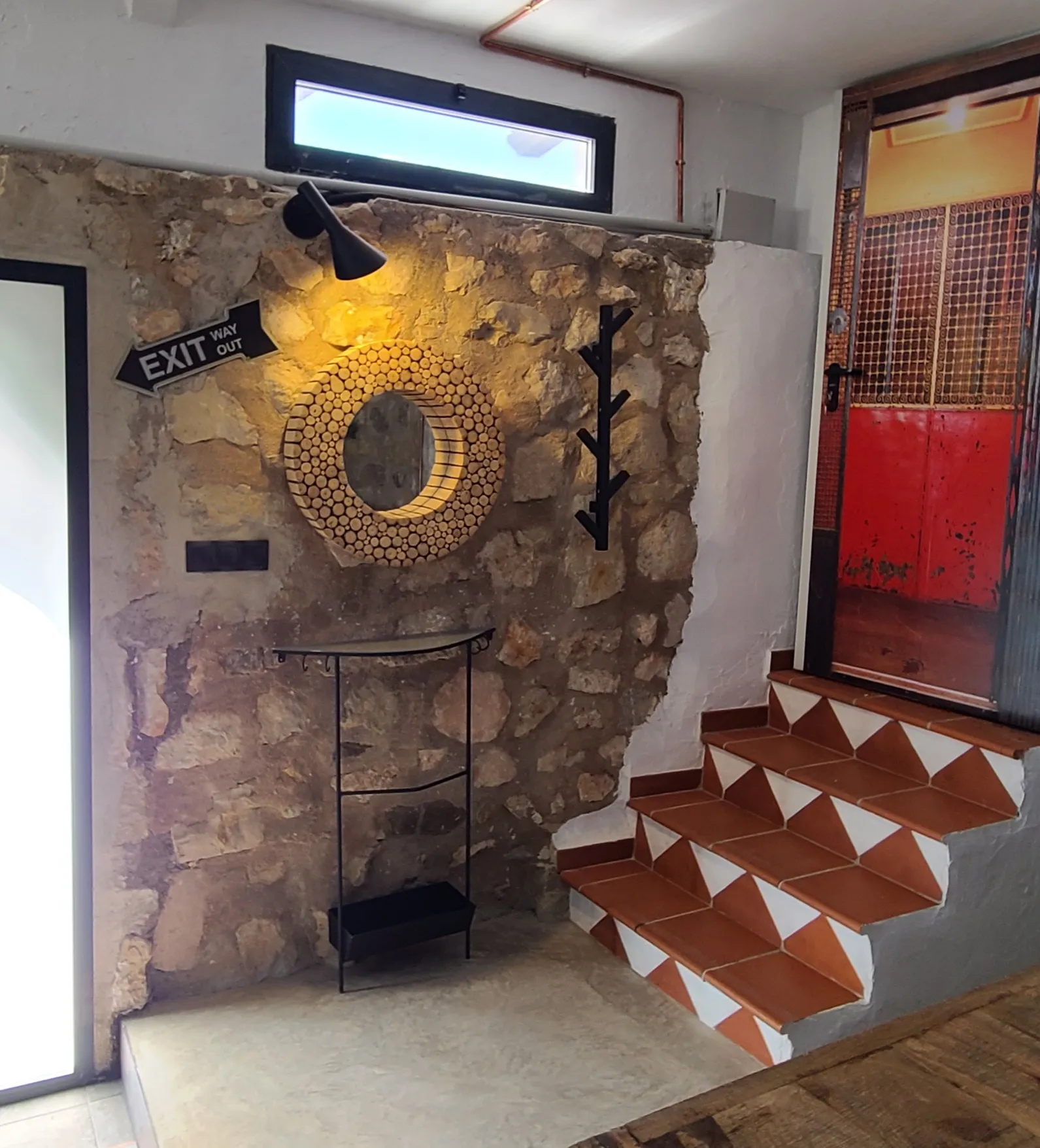 Terraza soleada con mobiliario de exterior