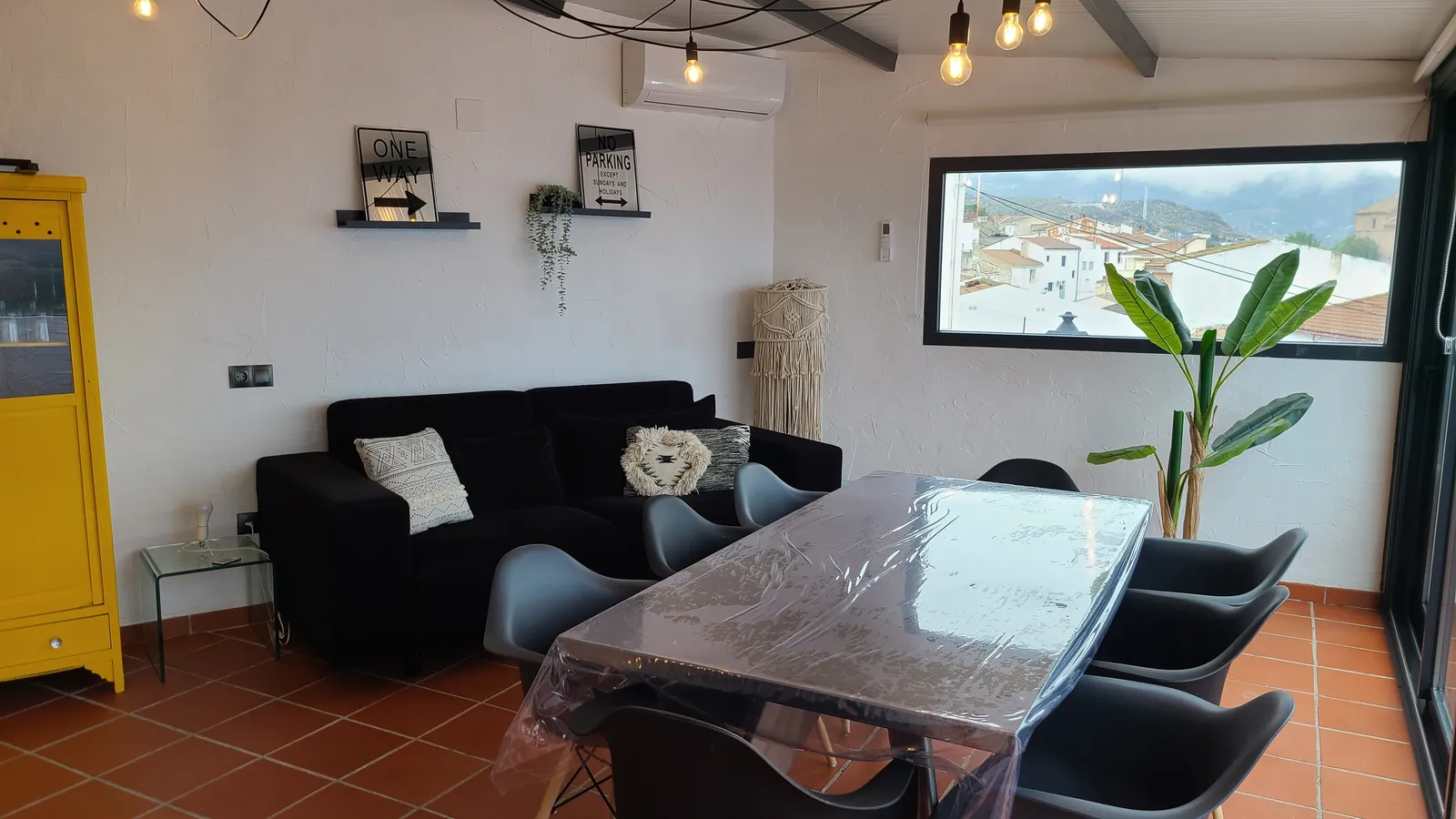 Detalle de la construcción integrada en la roca