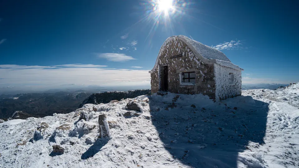 Pico Miramundos cubierto de nieve en Sierra Mágina