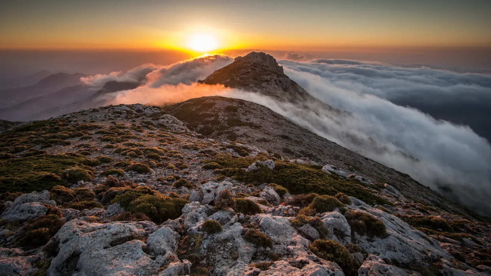 Cumbres de Sierra Mágina al amanecer